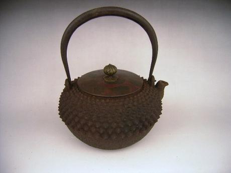 JAPANESE EARLY 20TH CENTURY IRON KETTLE WITH PINE CONE DESIGN