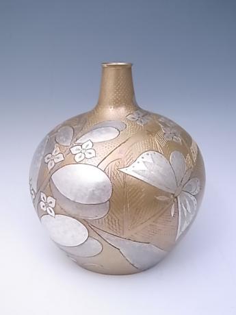 JAPANESE 20TH CENTURY METAL VASE WITH INCISED DESIGN OF FLORALS AND BUTTERFLIES BY SASAKI HIROSHI<br><font color=red><b>SOLD</b></font>
