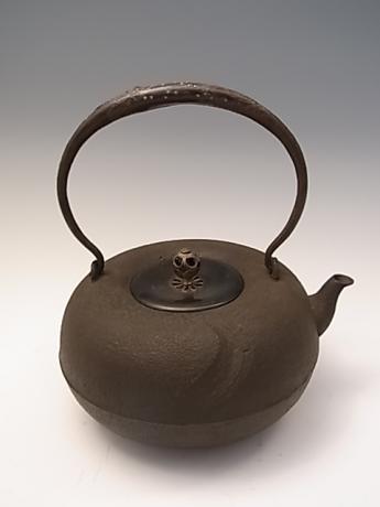 20TH CENTURY IRON POT SIGNED WITH TOMOBAKO <br><font color=red><b>SOLD</b></font> 