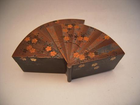 JAPANESE MEIJI PERIOD FAN SHAPED LACQUERED BOX<br><font color=red><b>SOLD</b></font>