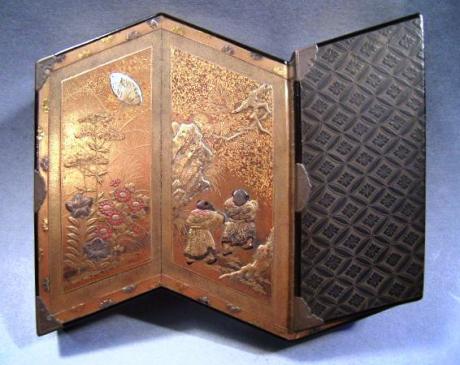 MEIJI PERIOD FOLDING SCREEN SHAPED SMALL LACQUER BOX<br><font color=red><b>SOLD</b></font>
