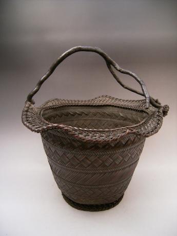 JAPANESE EARLY 19TH CENTURY LARGE BAMBOO BASKET, SIGNED HOHUNSAI<br><font color=red><b>SOLD</b></font>