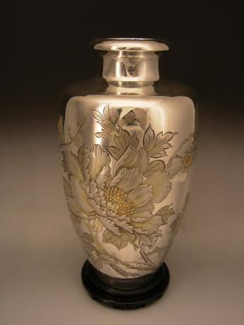 JAPANESE MID 20TH CENTURY PURE SILVER VASE<br><font color=red><b>SOLD</b></font>